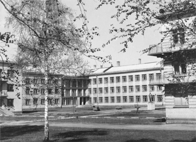 Здание физико-математической школы. 1967 г. С него и началась история училища.