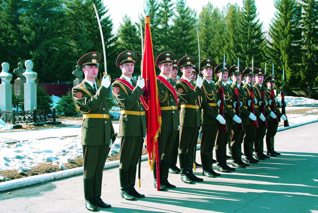 Боевое Знамя НВВПОУ у аллеи Героев Отечества, 2007 г.